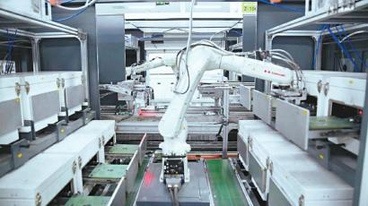 微网优联5G智慧工厂自动化生产车间。