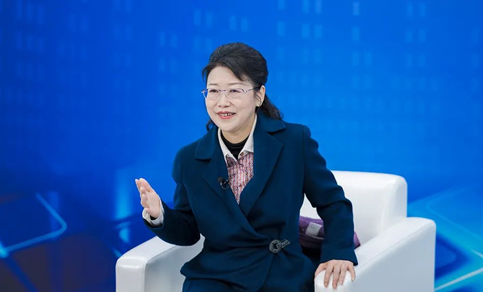 2023年全国两会期间，全国政协委员、中国人口与发展研究中心主任贺丹接受媒体采访。 受访者 供图