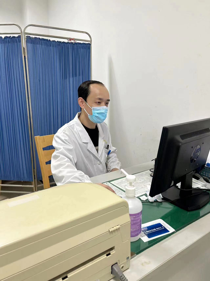 张飞，青浦区朱家角人民医院呼吸科医生。本文图片 受访者供图