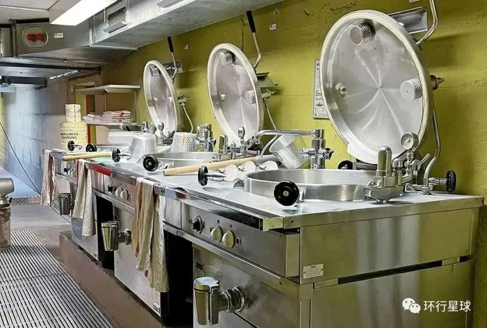 地堡内部的厨房，但只能供相关高层人员使用，百姓进来只能自带食物。图：www.swisscommunity.org