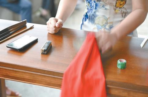 一场地道的福州评话正在上演。 新华社供图