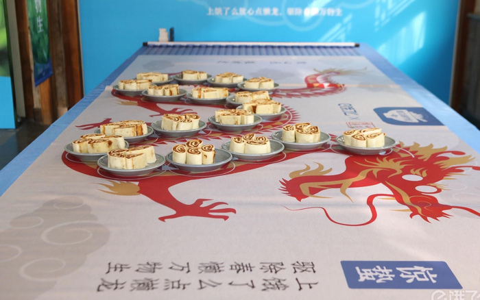 小吊梨汤面点师傅制作了18份懒龙拼成龙身造型。  企业供图