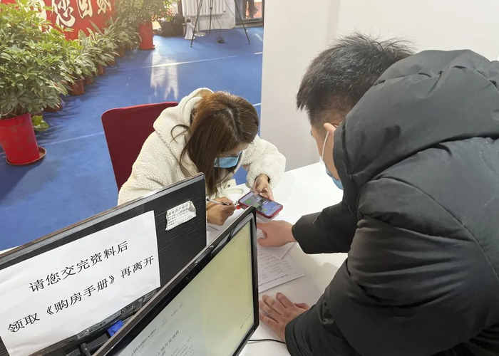 村民按照相关流程进行选房。