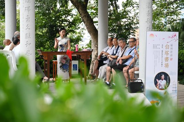 艺人陈燕彬在福州于山风景区表演福州评话《八珍楼》。新华社供图