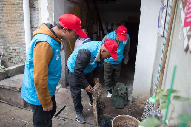 志愿者为小区疏通下水道。中建二局云南分公司团委供图