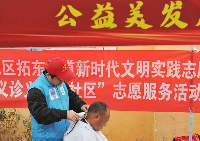 志愿者为小区居民理发。中建二局云南分公司团委供图