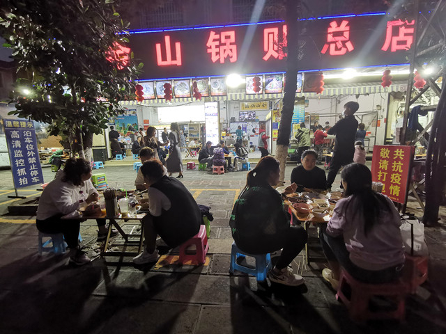 瑞丽市区餐厅。摄影/缪琦