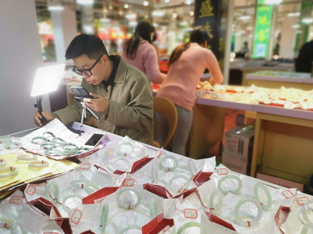 姐告玉城的商家正在直播卖货。摄影/缪琦