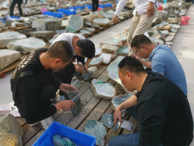 瑞丽节后首场开公盘现场。摄影/缪琦