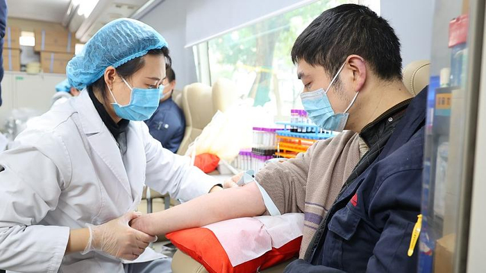 2023年2月24日，重庆市沙坪坝区井口街道，市民踊跃参与无偿献血活动。 视觉中国 图