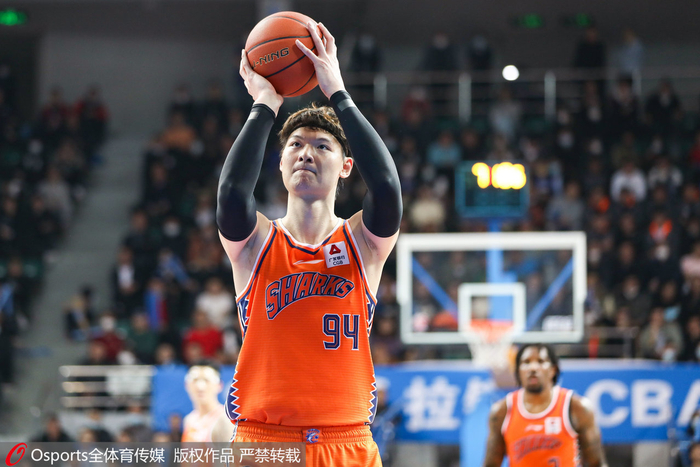 王哲林砍下22分19篮板5助攻和2次抢断。