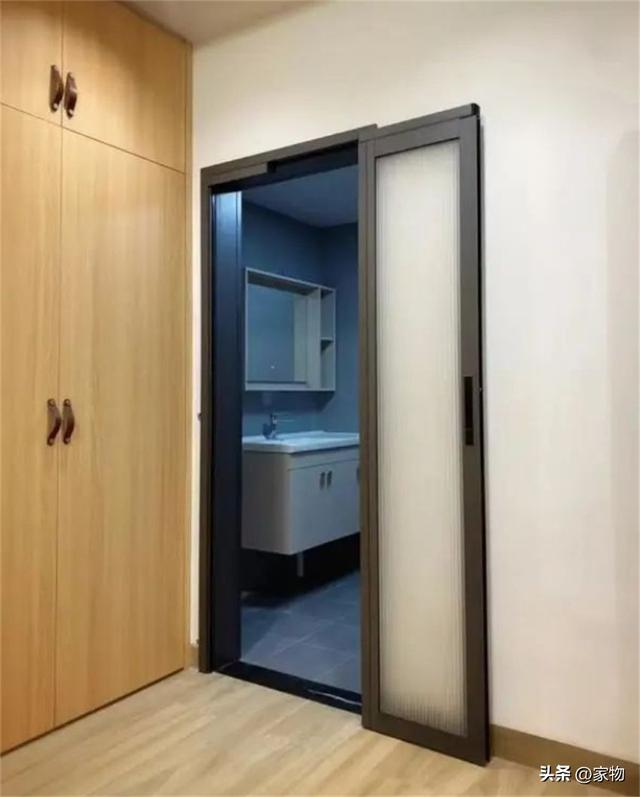 厨房别再装推拉门!如今流行这种“PD门”,美观省空间,实用性强|文章|轨道|玻璃|合页|门洞_新浪新闻