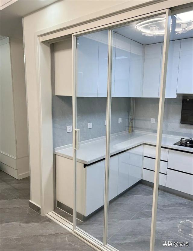 厨房别再装推拉门!如今流行这种“PD门”,美观省空间,实用性强|文章|轨道|玻璃|合页|门洞_新浪新闻