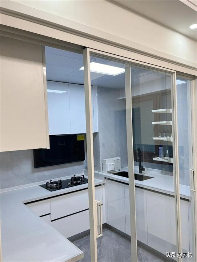 厨房别再装推拉门!如今流行这种“PD门”,美观省空间,实用性强|文章|轨道|玻璃|合页|门洞_新浪新闻