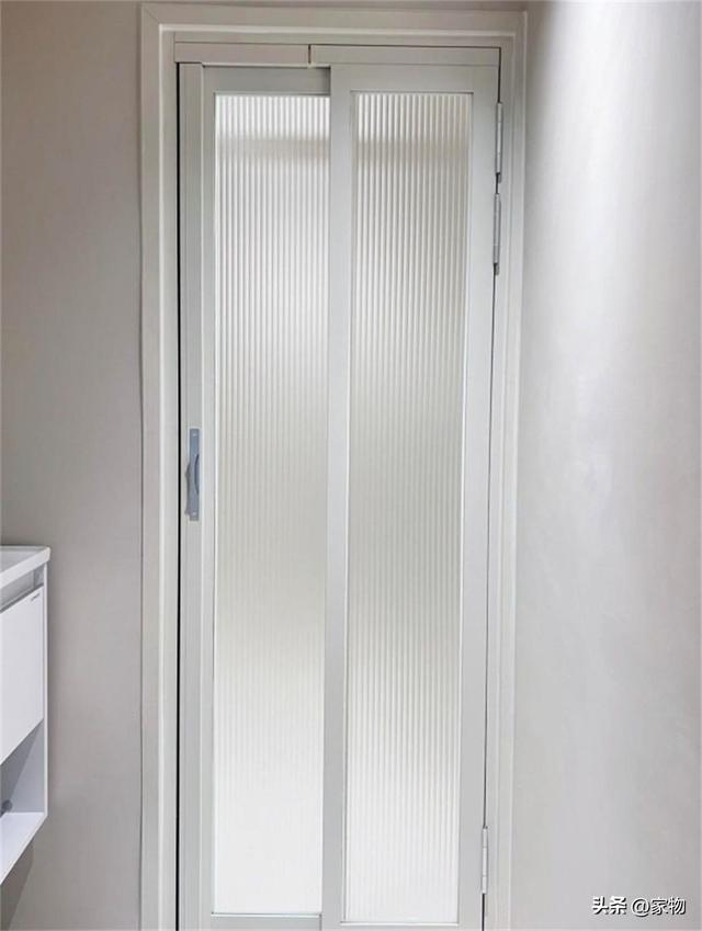 厨房别再装推拉门!如今流行这种“PD门”,美观省空间,实用性强|文章|轨道|玻璃|合页|门洞_新浪新闻