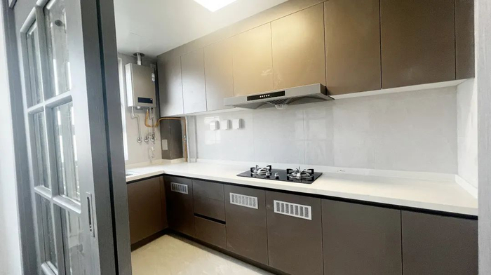 临河村回迁安置房室内。