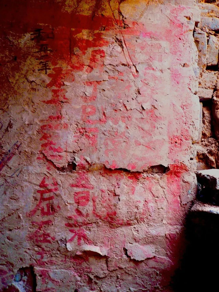 ▲梁拔胡墓甬道东壁朱书题记