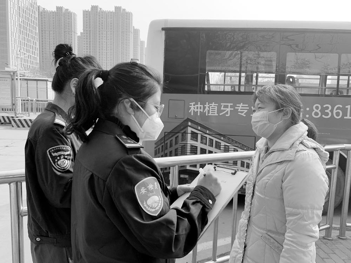 　　　　图为公交人员认真做好客流调查记录。　　王 菲 供图