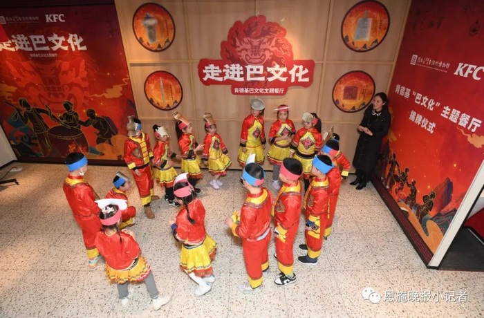 小记者们扮演文物游戏互动。