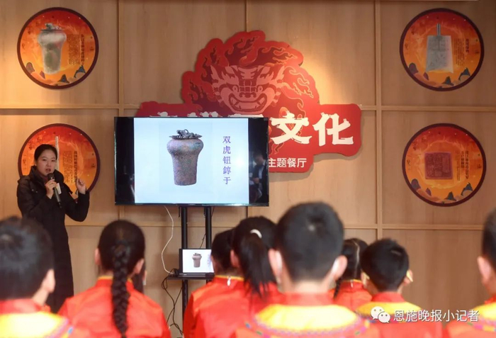 博物馆工作人员讲解馆藏文物知识。