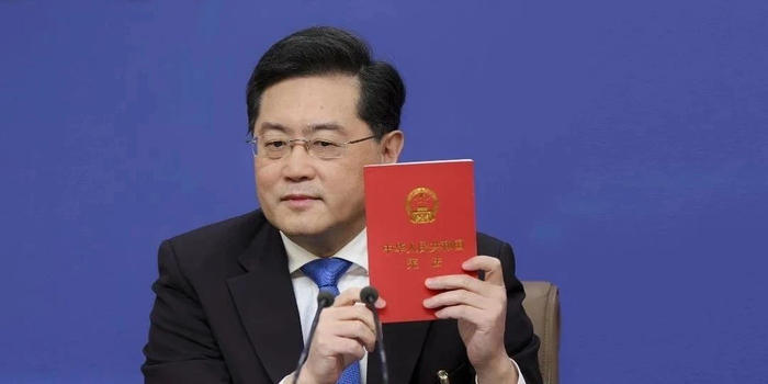 谈到台湾问题,外交部长秦刚现场拿出宪法_手机新浪网