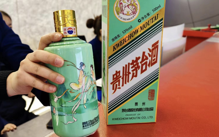 贵州茅台门店店员为消费者展示贵州茅台酒二十四节气“立春”产品。 薛晨/摄