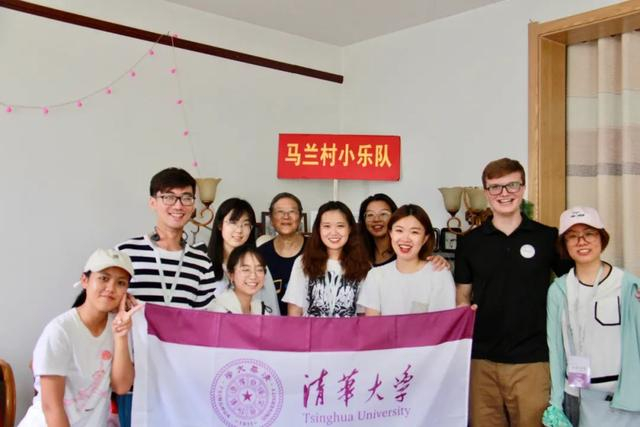 邓小岚在马兰接待清华大学化工系社会实践小分队