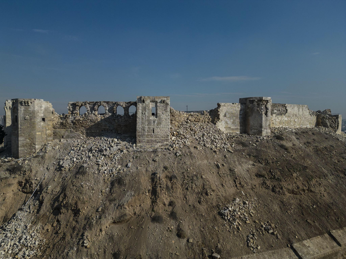 当地时间2月18日，土耳其加济安泰普，作为地标性古迹的加济安泰普古堡在地震中损毁严重。 图/视觉中国