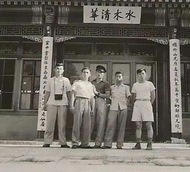 在清华校园留影（右二为陈清泉）