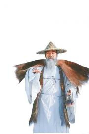 陈光宪在下雪的九顶山穿着汉服。
