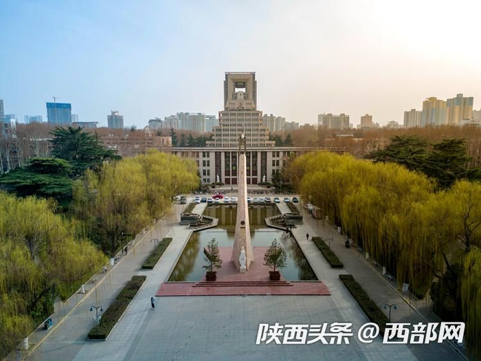 西安交通大学春光明媚。
