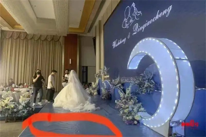 ▲婚礼现场的舞台地面使用喷绘布，而不是约定好的地毯。
