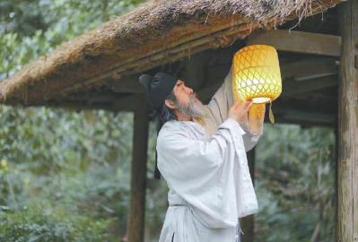 陈光宪在杜甫草堂穿着汉服，形似杜甫。