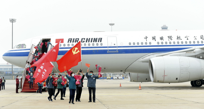 2020年4月15日，国航迎接最后一批185名国家援鄂医疗队员返京。（国航供图）