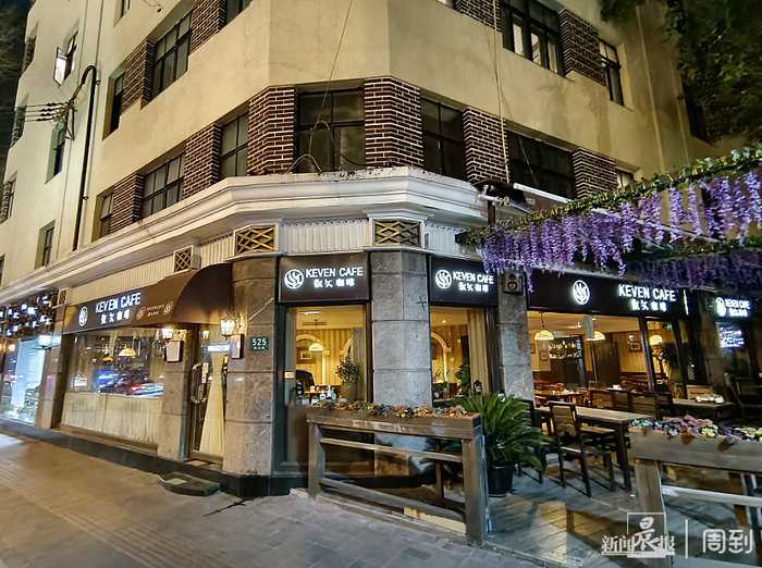 △夜晚的凯文咖啡和外摆位