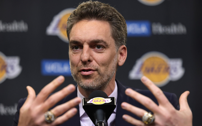 出席16号球衣退役仪式，加索尔展示两枚NBA总冠军戒指。  图/视觉中国