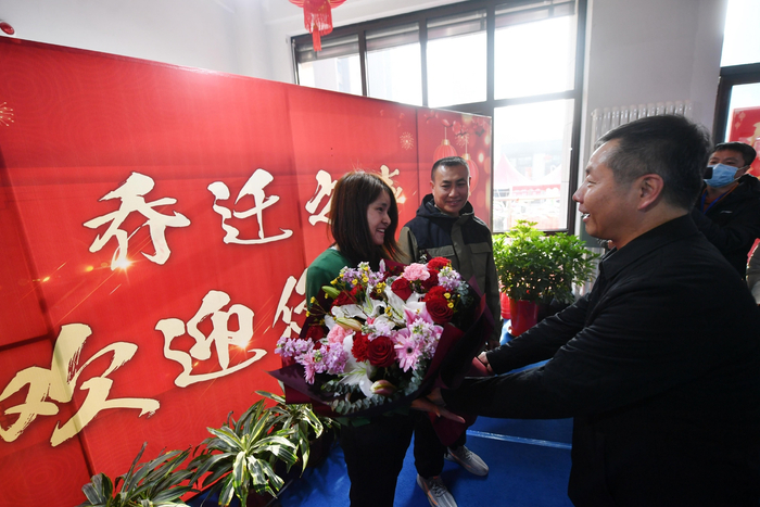 仁和镇临河村回迁安置选房正式启动，图为第一批第一个领到钥匙的村民。新京报记者 王贵彬 摄