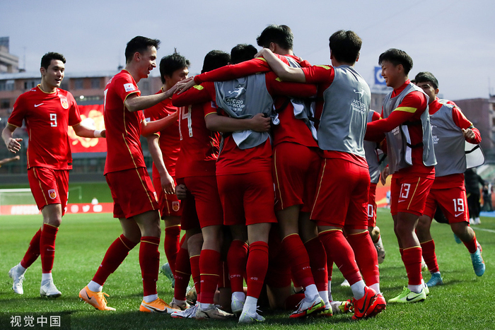 小伙子们庆祝进球。