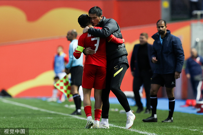 领队邵佳一拥抱艾菲尔丁。