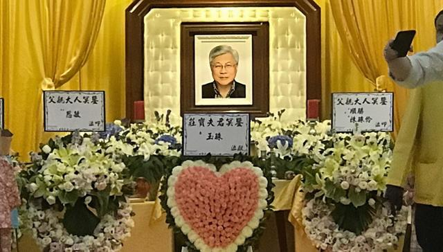 知名富豪庄宝设灵!丧事将一切从简,俩明星女儿难掩哀伤