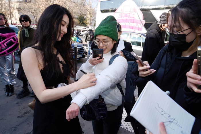 黄圣依在巴黎给粉丝签名，亲切互动。  受访者供图