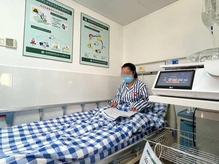 刘女士在黄埔区联合街社区卫生服务中心学习使用自动化腹膜透析机。信息时报记者 张漫 摄