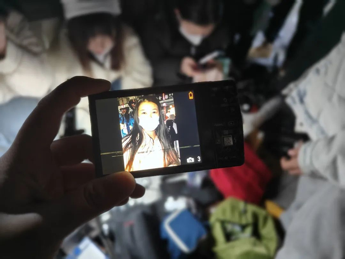 ▲潘家园夜市摊位的卡片机。贝壳财经记者 李梦涵 摄