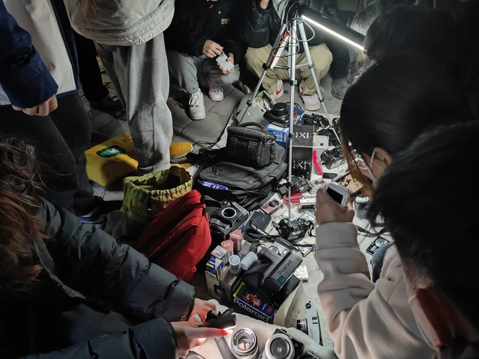 ▲潘家园夜市摊位。贝壳财经记者 李梦涵 摄