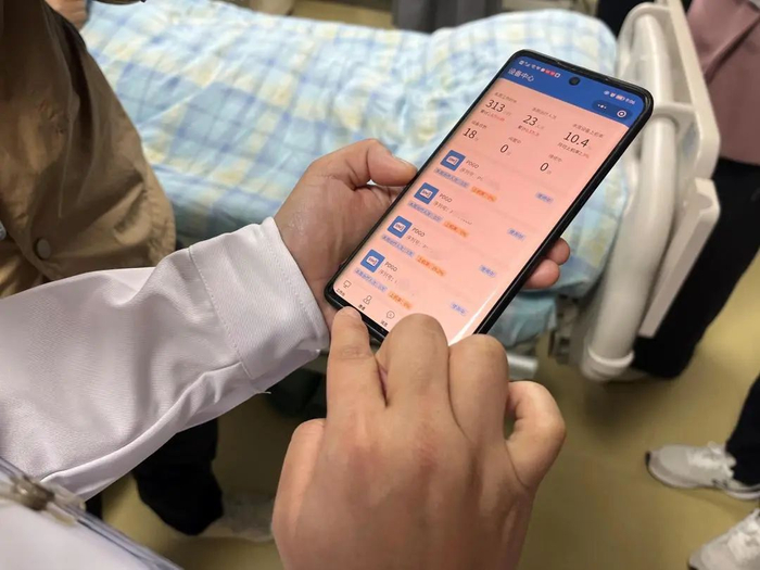 医护人员通过手机实时监测患者身体指标。信息时报记者 张漫 摄