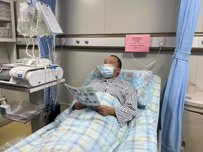 患者正在体验自动化腹膜透析机。信息时报记者 张漫 摄