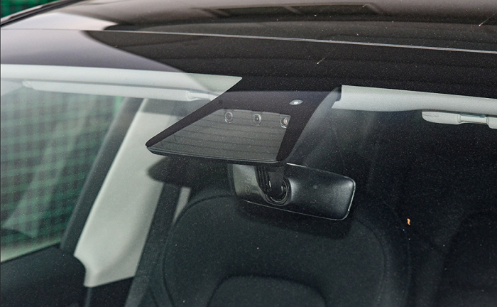 图为特斯拉Model Y前视三目摄像头，图片来源：汽车之家