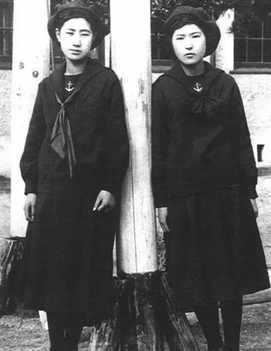 日本福冈女学院的上下分体式水手服