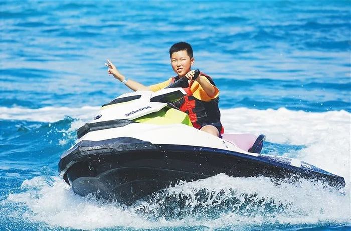 游客在三亚蜈支洲岛旅游区体验水上运动项目。资料图