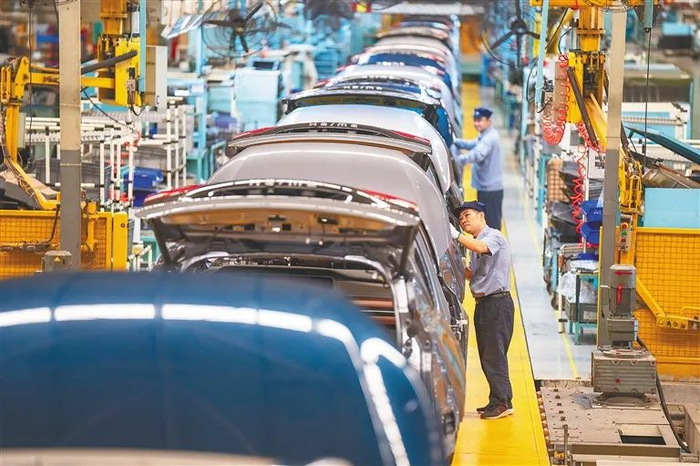 在海马汽车海口基地，工作人员在生产线上作业。资料图